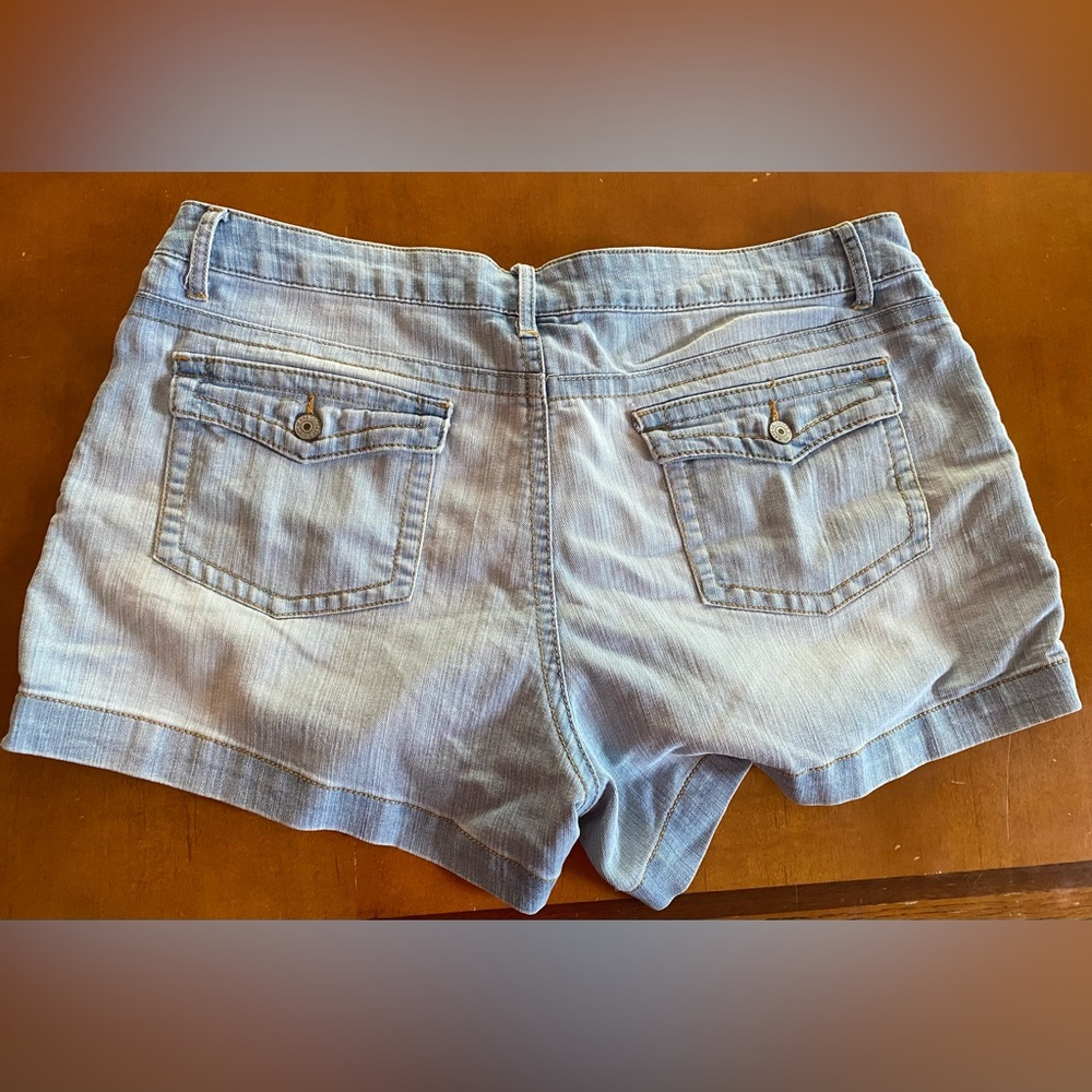 Women’s jean shorts - Picture 2 of 6